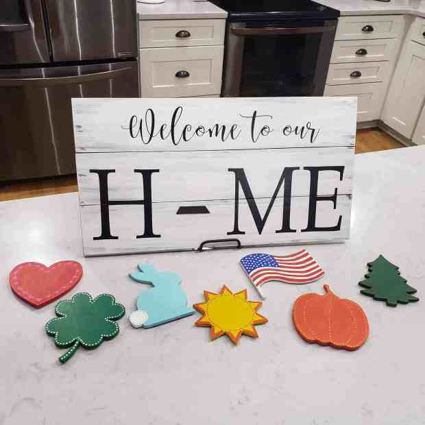 Wooden Welcome House Family Sign With 7 Interchangeable Pieces